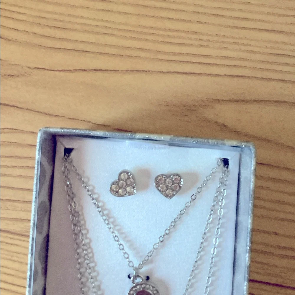 New in Box Guess Necklace & Earrings - Picture 3 of 3
